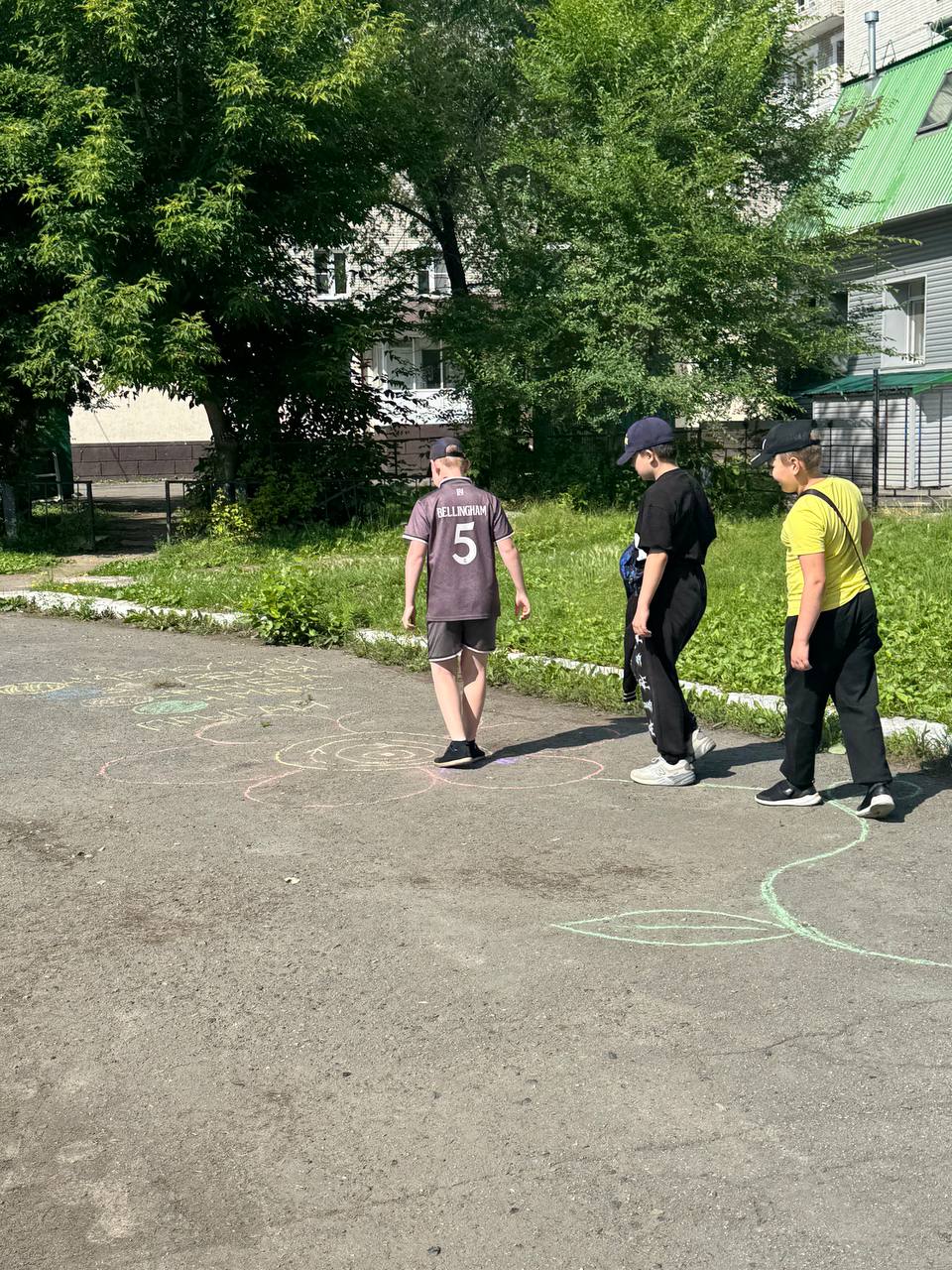 Веселое детство — играем в классики!.
